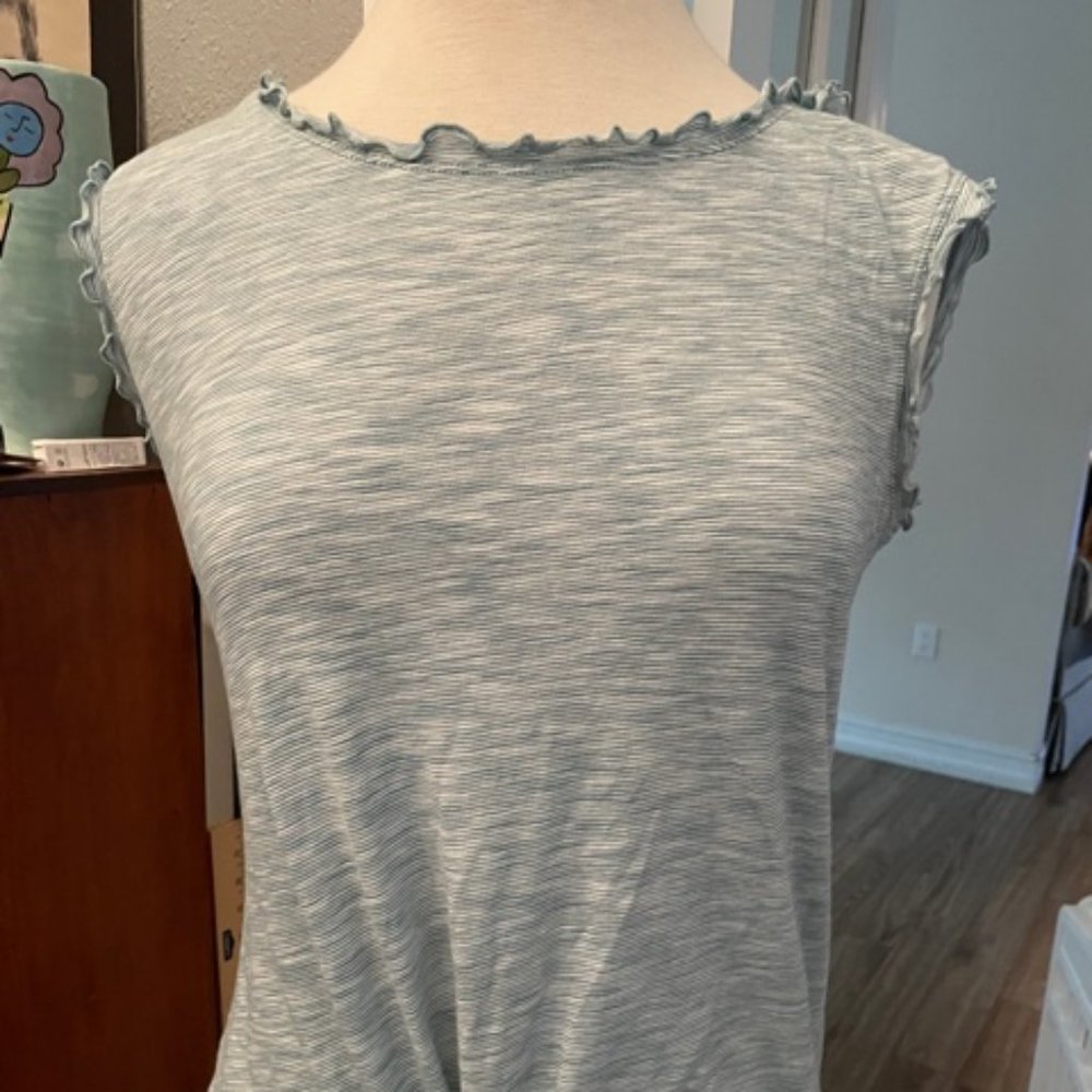 Short scallop sleeve tee